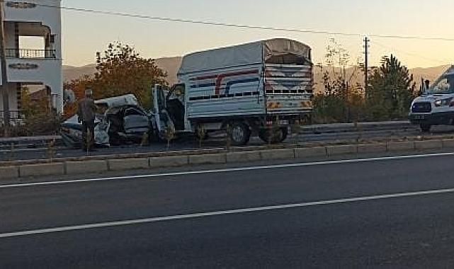 Elazığ'da otomobil ile kamyonet çarpıştı: 1 ölü, 1 yaralı