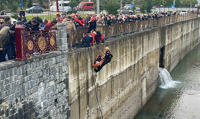 Rize'de öğrenci servisi ile çarpışan cip dereye uçtu: 10 yaralı