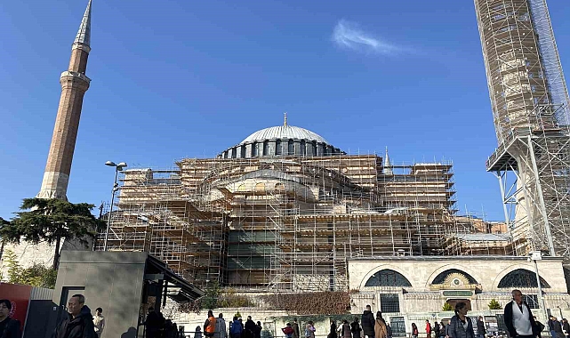 Ayasofya'da dev iskele kuruldu: Bin 500 yıllık cami niteliksiz sıvalardan arındırılacak