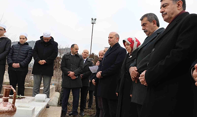 Bakan Tekin, eski Milli Eğitim Bakanı Tevfik İleri'nin 63. ölüm yıl dönümünde kabrini ziyaret etti