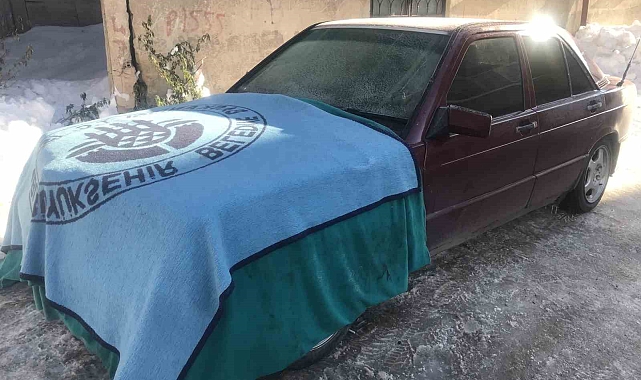 Bayburtlular eksi 15 derecede araçlarını battaniye ve halıyla koruyorlar