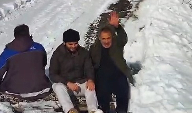 Kapalı köy yolunu eğlenceli bir yöntemle kendileri açtılar