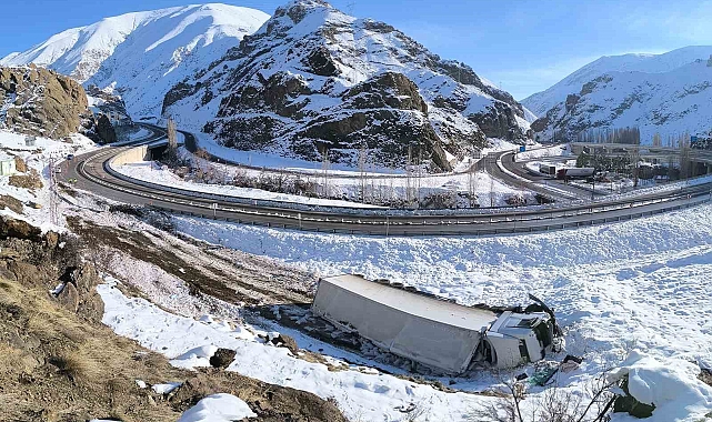 Oltu yol ayrımında bir kaza daha: TIR şarampole yuvarlandı