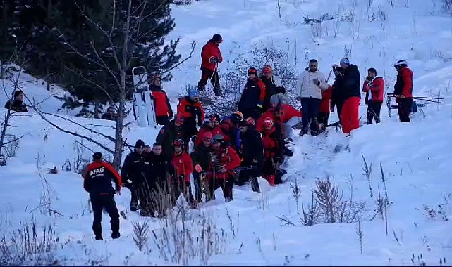 Palandöken Kayak Merkezi'nde çığ düştü. 3 kişinin kurtarıldığı, 2 kişinin çığ altında kaldığı ve AFAD ekiplerinin olay yerine geldiği öğrenildi.