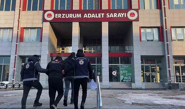 Saman balyalarının içinde 11, tırın mühürlü dorse kısmında 23 ve otomobilde 3 kaçak göçmen yakalandı