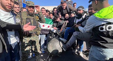 Suriyeliler, Hafız Esad'ın heykelini Emevi meydanında sürükledi