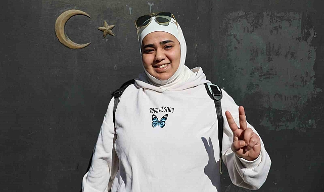 Türkiye'nin Şam Büyükelçiliğine gelen Suriyeli: "Türk vatandaşlığına başvuracağım"