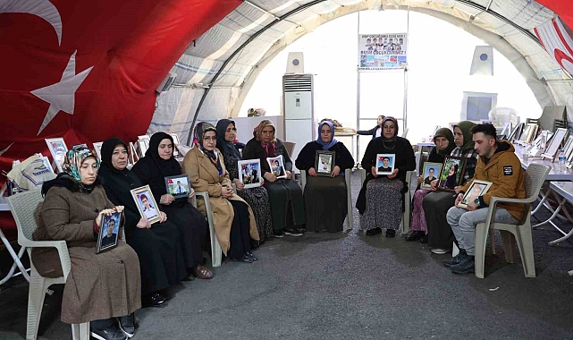 Evlat nöbetindeki anne, Regaip Kandil'inde oğlunun teslim olduğu haberini aldı