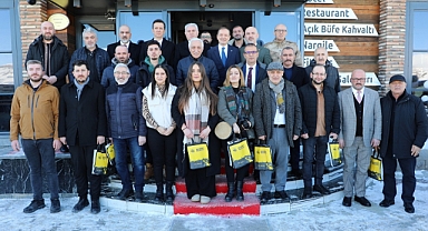 Gazeteciler kahvaltıda bir araya geldi