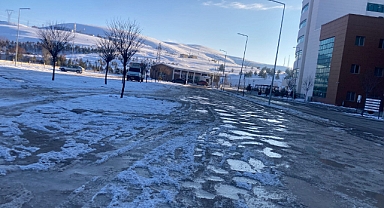Hastane önü köstebek yuvasına döndü!
