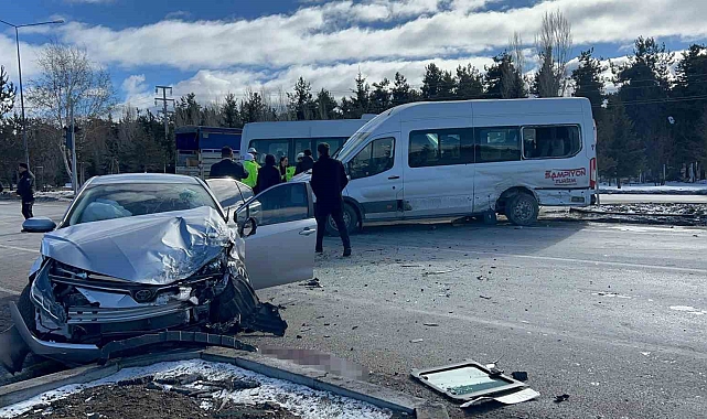 Servis aracı ile otomobil çarpıştı: 6 yaralı