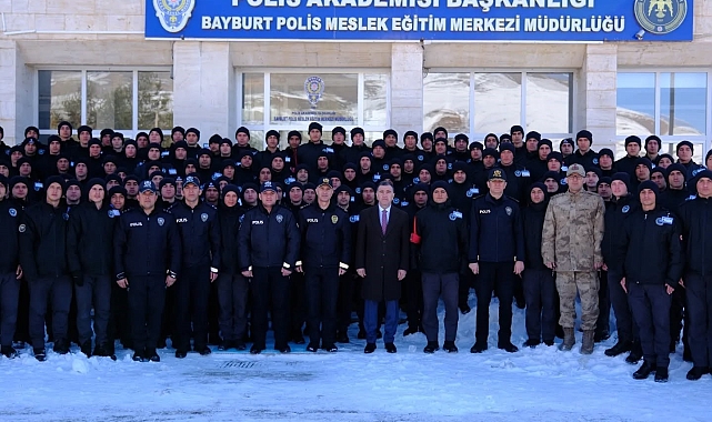Vali Eldivan, polis adaylarıyla bir araya geldi