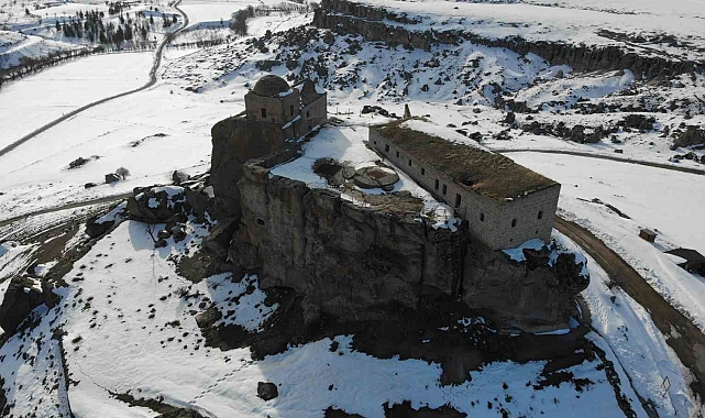 Dik kayalar üzerindeki Yüksek Kilise dikkat çekiyor