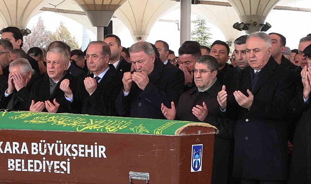 Kara Kuvvetleri Komutanı Orgeneral Bayraktaroğlu'nun annesi son yolculuğuna uğurlandı