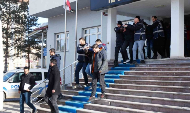 Karı koca ve bacanağın kurduğu dolandırıcı çetesini Bayburt polisi 40 günde çökertti