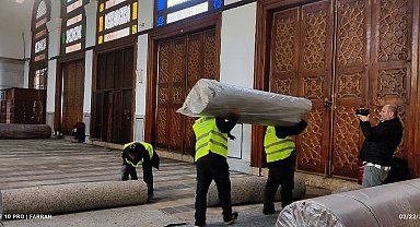 Tarihi Emevi Camii'ne Cumhurbaşkanı Erdoğan'ın seçtiği halılar serilmeye başlandı