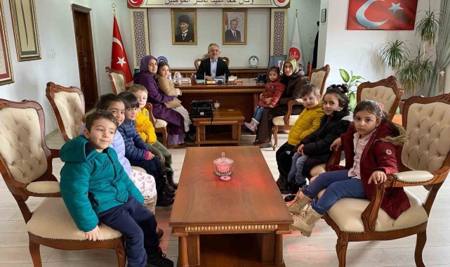 Bayburt'ta minik öğrenciler kumbaralarını iyilik için açtı
