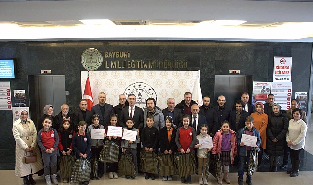 Bayburt'ta öğrenciler 'Minik Eller Tasarlıyor' projesi kapsamında müzik aletleri tasarladılar