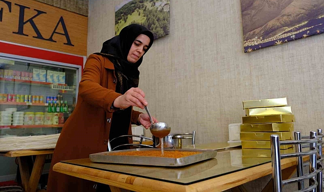 Erzincan'da iftar sofralarının vazgeçilmez lezzeti: "Kesme kadayıf tatlısı"