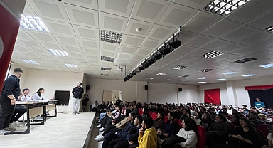 Gençlik Merkezi’nin sahneye koyduğu skeçler tam not aldı