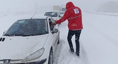 Kop Geçidi’nde kalanların yardımına Kızılay koştu