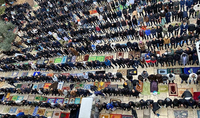 Mescid-i Aksa'da 90 bin kişi kısıtlamaların gölgesinde cuma namazı kıldı