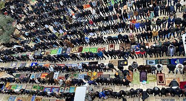 Mescid-i Aksa'da 90 bin kişi kısıtlamaların gölgesinde cuma namazı kıldı