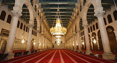 Şam'daki tarihi Emevi Camii, Gaziantepli halıcılar tarafından dokunan halılarına kavuştu