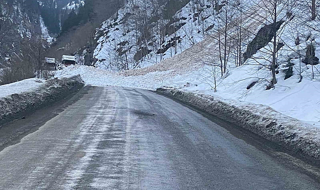 Trabzon-Bayburt karayolunda çığ