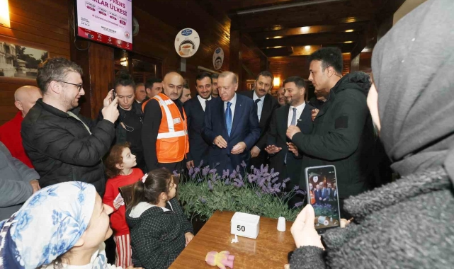 Cumhurbaşkanı Erdoğan'dan geceyi dışarda geçiren vatandaşları ziyaret