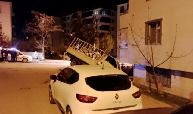 Elazığ'da pikap apartman bahçesine uçtu