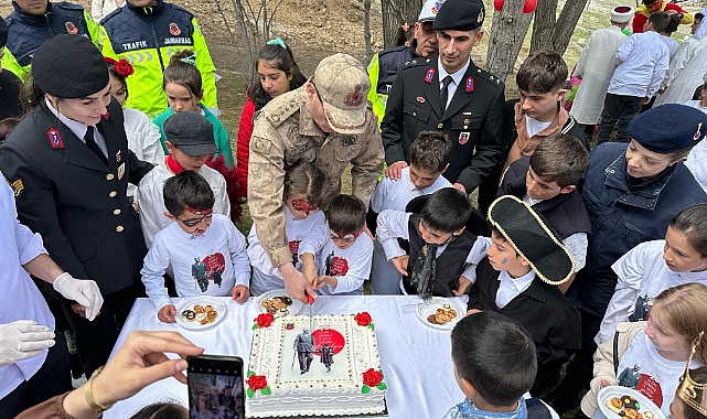 Jandarmadan çocuklara unutulmaz 23 Nisan kutlaması: "O ses jandarma"