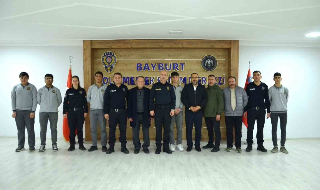 Öğrencilerden polis ve polis adaylarına tatlı ikramı