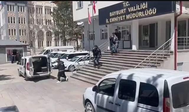 Bayburt'ta 4 göçmen ve 2 kaçakçı yakalandı