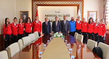 Bayburt’un voleybolcu kızları Vali Eldivan’ı ziyaret etti