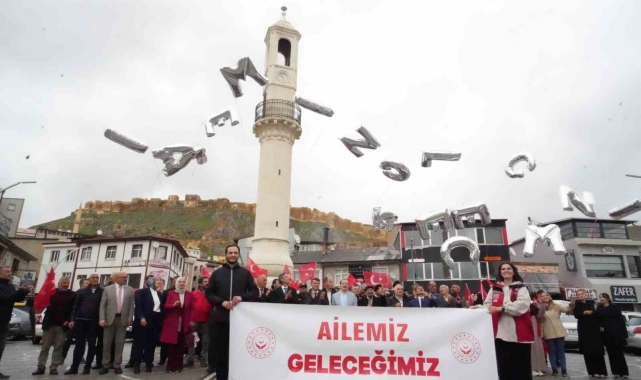 Bayburt'ta 'Ailemiz Geleceğimiz' yazılı balonlar gökyüzüne bırakıldı