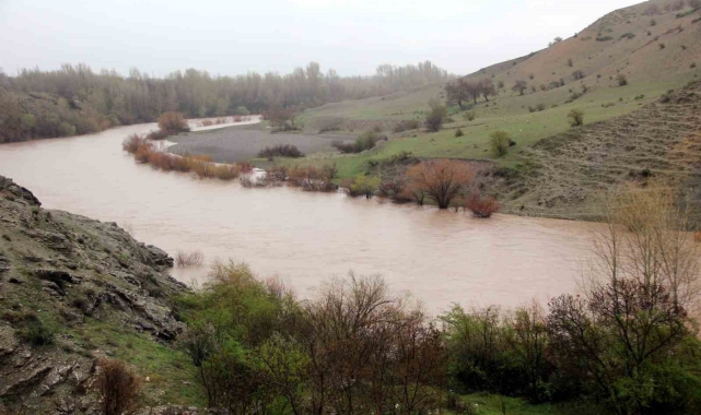Erzincan'da Karasu ve Fırat Nehri'nin debisi arttı