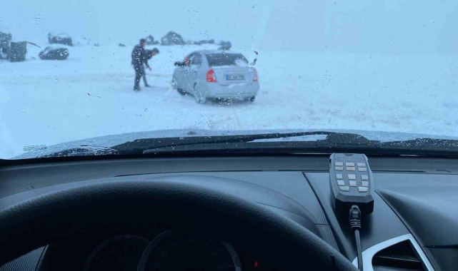 Erzurum'da araçlar karlı yolda kaldı, offroadçular yardıma koştu