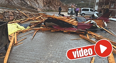 Fırtına çatıları uçurdu! Araçlar zarar gördü