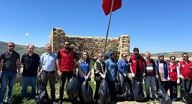 Gençler, Bayburt Kalesi’nde temizlik yaptı