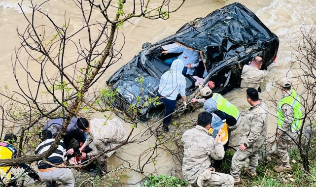 Gümüşhane'de otomobil dereye uçtu aynı aileden 1 çocuk öldü, 4 kişi yaralandı