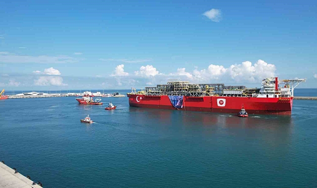 Türkiye'nin ilk yüzer gaz üretim platformu Osman Gazi limanda yerini aldı