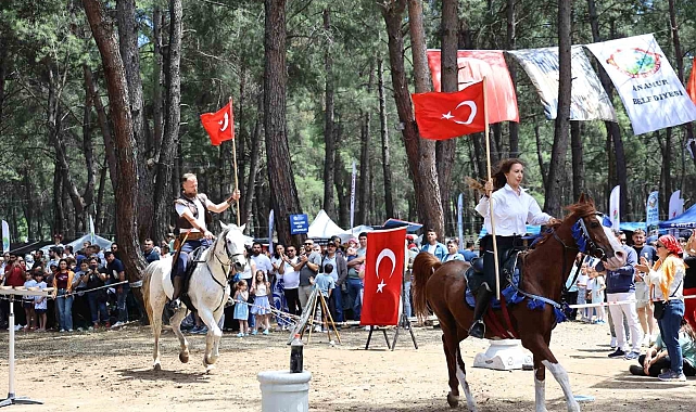 4. Uluslararası Yörük Türkmen Festivali'nde genç çifte yörük gelenekleriyle kına töreni