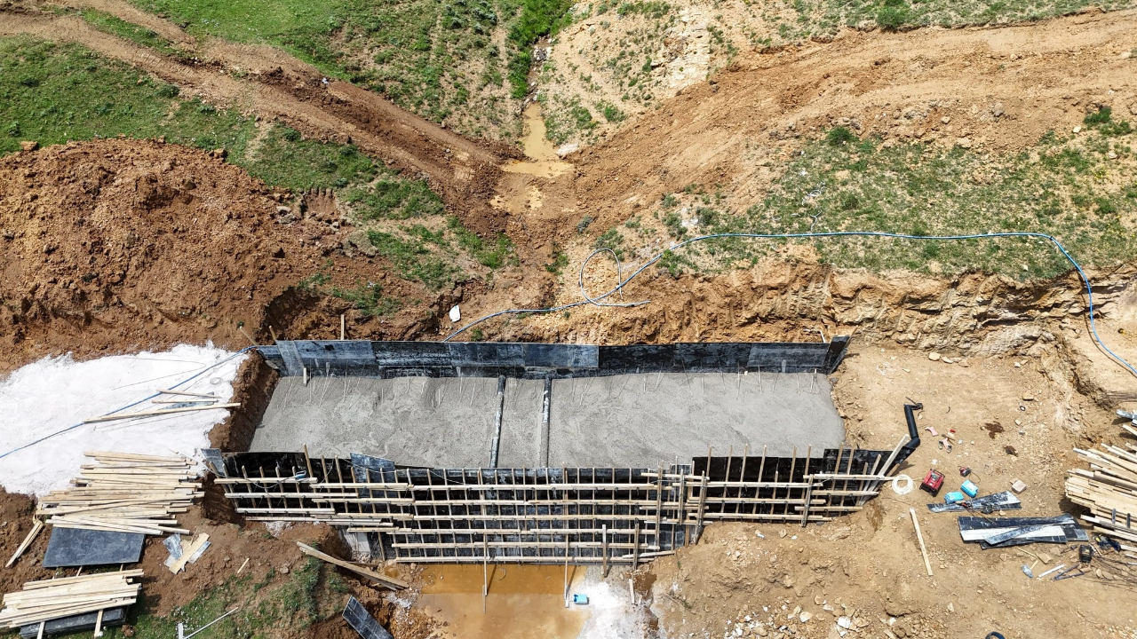Yukarı Dikmetaş köyünde taşkın kontrol inşaatı sürüyor