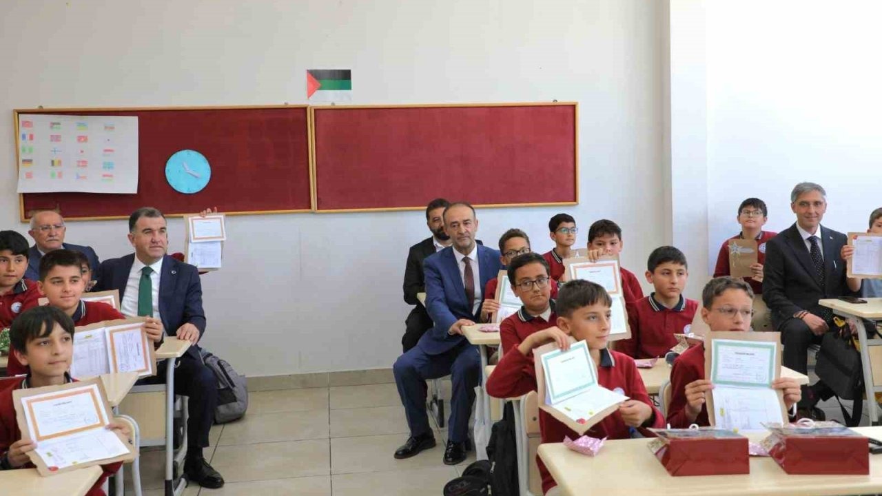 Bayburt’ta 14 bin 103 öğrenci karne sevinci yaşadı