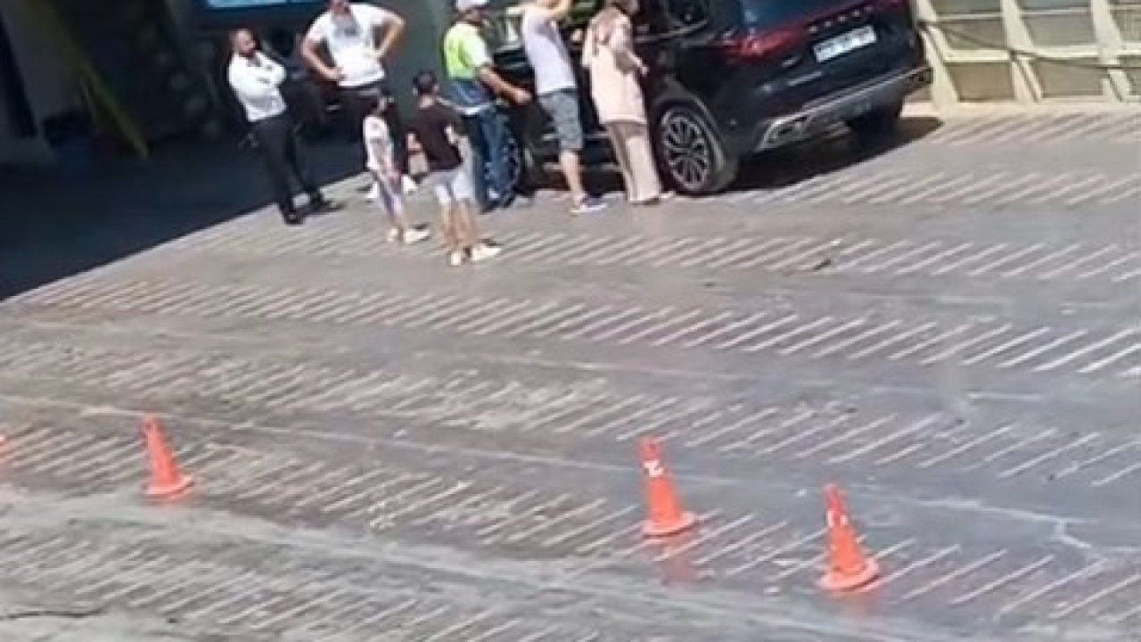 Anahtar aracın içerisinde kalınca, çocuğa bir saat dil döktüler