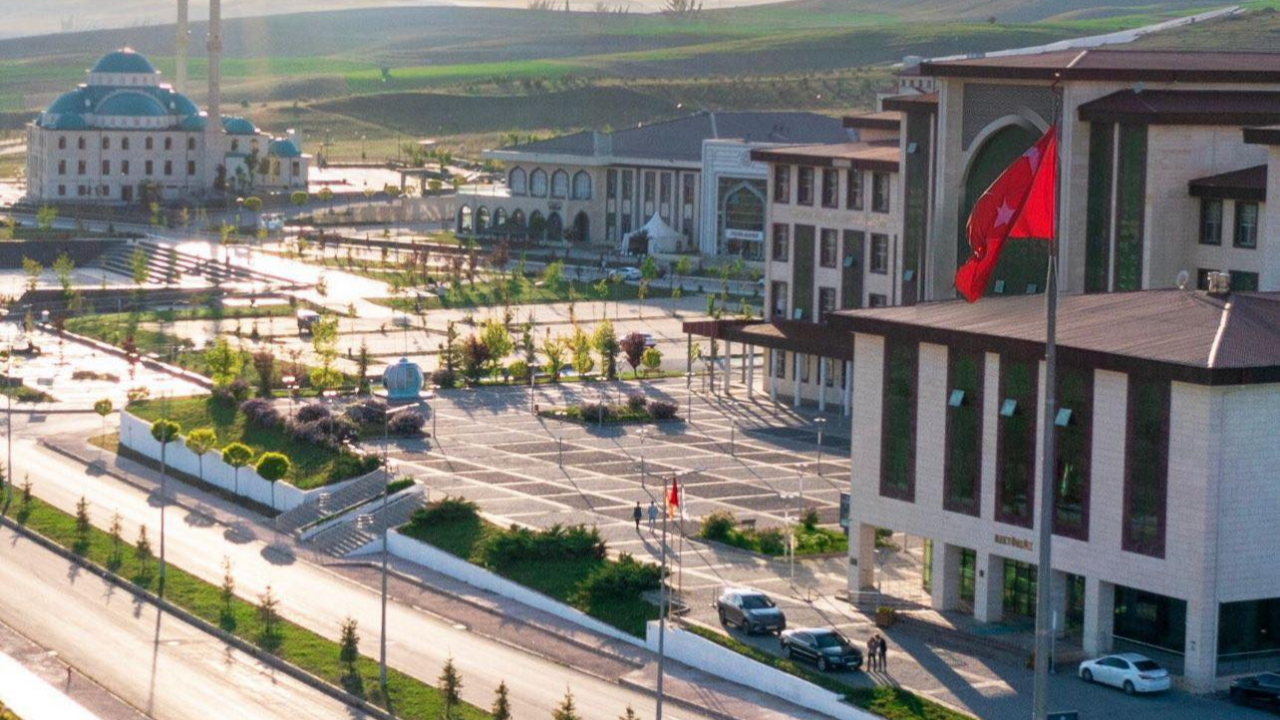 Bayburt Üniversitesi’nde bayrak değişimi