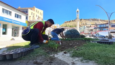 Çiçeklerle Bayburt’un çehresi değişiyor