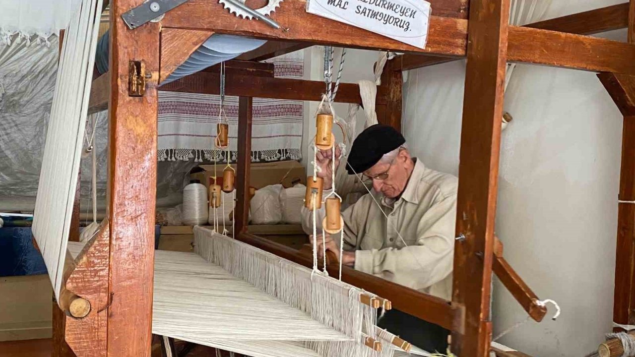 İpleri elleriyle sanata dönüştüren dokumacı, 62 yıldır mesleğini tutkuyla yapıyor