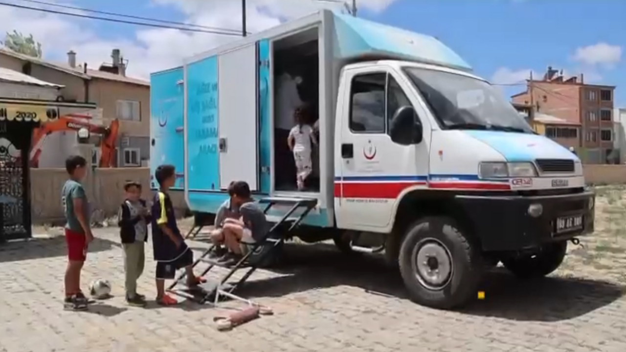 Mobil tarama aracı köy yollarında